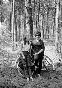 845246 Afbeelding van enkele leerlingen van de IVO-school P.F. van Overbeekeschool (Barnsteenlaan 6) te Utrecht tijdens ...